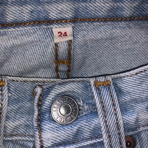 Levi’s lightwash jeans